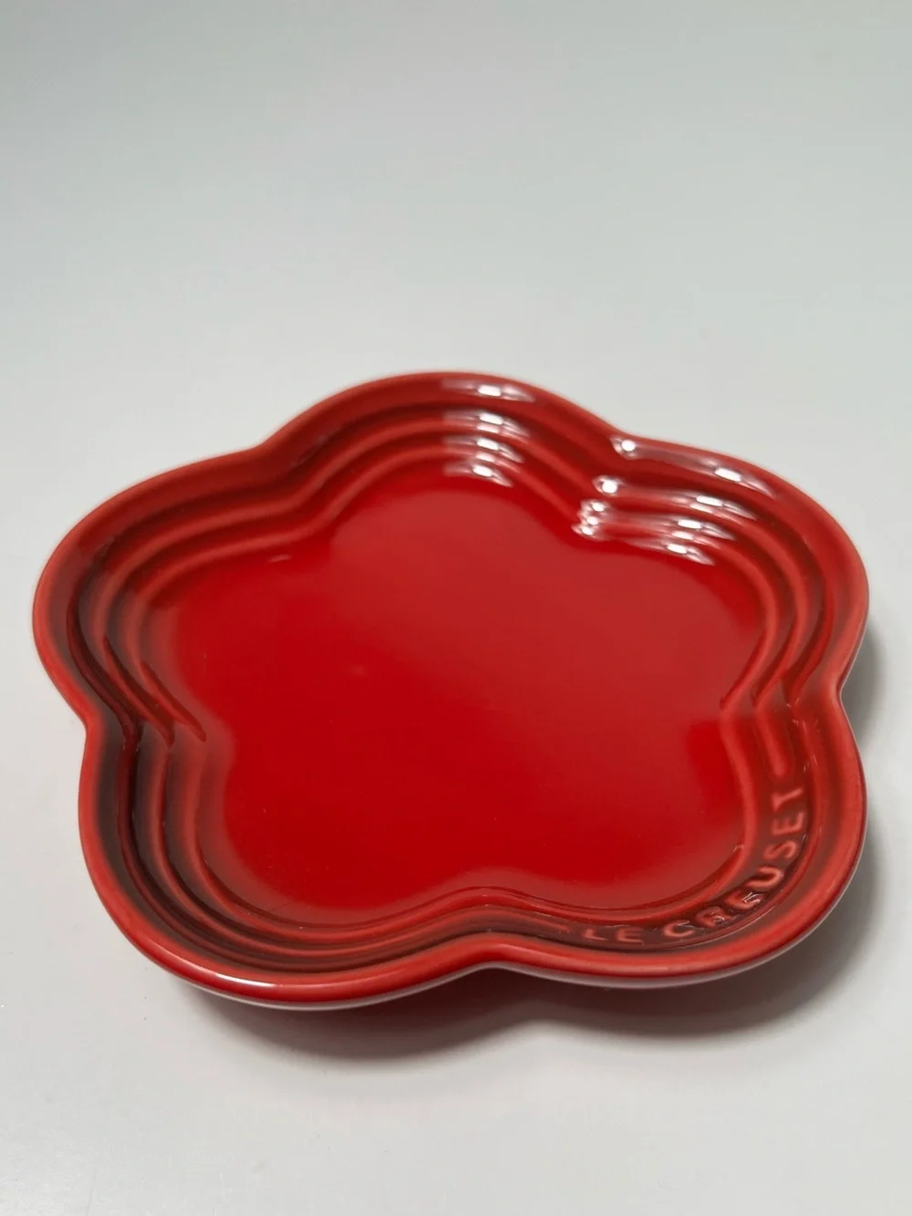 Le Creuset Stoneware Flower Petal Scalloped Trinket Dish Plate Tray